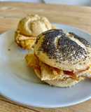 Kaiser (Kaiserbroodje) - Bánh Mì Phổ Biến Tại Hà Lan Với Trứng Và Thịt Gà Nguội