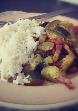 Une photo de Courgette, lardons, riz basmati