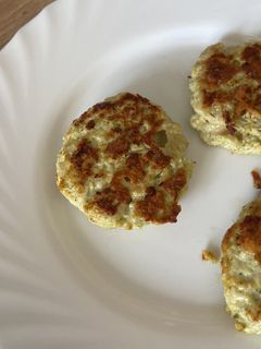 Una foto de Hamburguesas de pollo, brócoli y queso