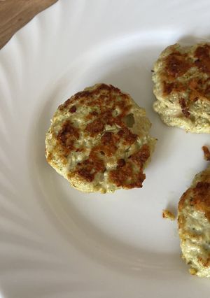 Una foto de Hamburguesas de pollo, brócoli y queso