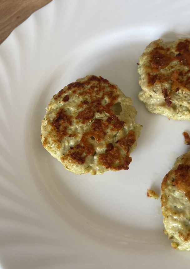 Una foto de Hamburguesas de pollo, brócoli y queso