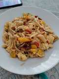 Noodles con pimientos de colores, gambas y pollo