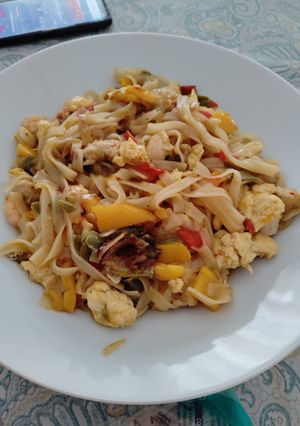 Una foto de Noodles con pimientos de colores, gambas y pollo