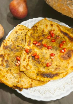 बेसन प्याज़ का चटपटा परांठा रेसिपी मुख्य फोटो