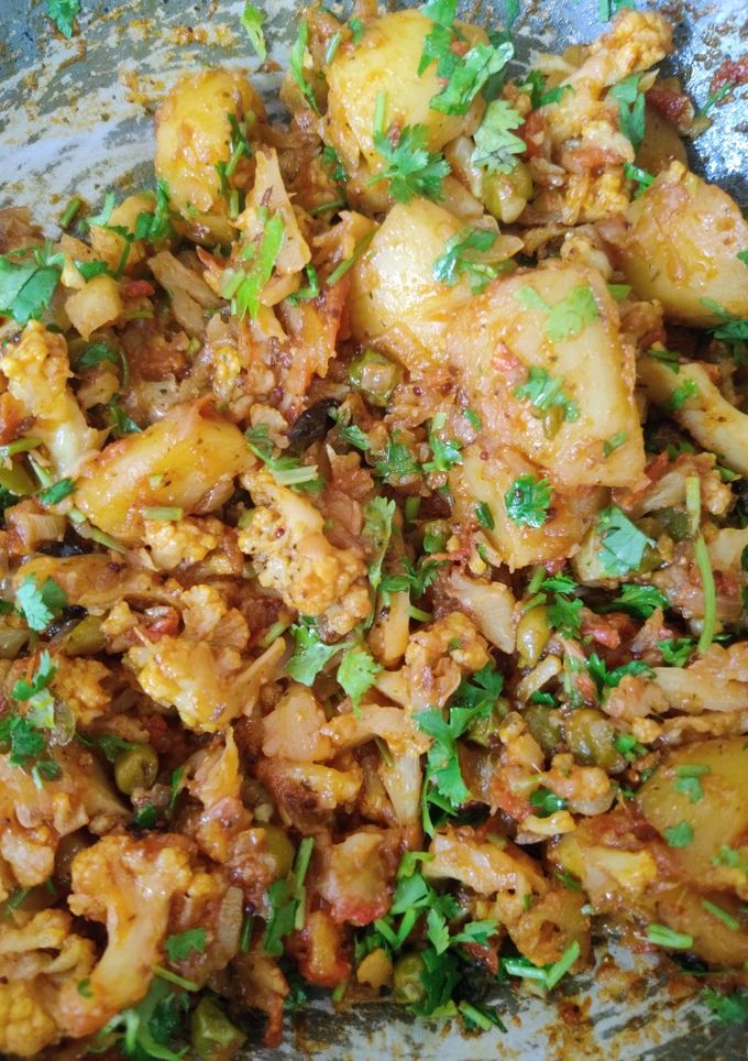 A picture of Aloo gobhi.