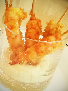 Una foto de Gambas empanadas y mayonesa al curry