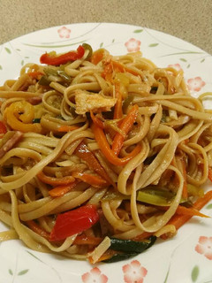 Una foto de Tallarines tres delicias