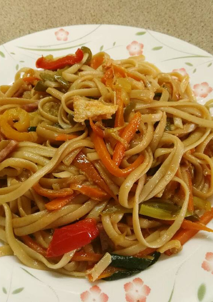 Una foto de Tallarines tres delicias