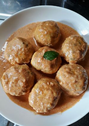 Una foto de Albóndigas de pollo con salsa rosa