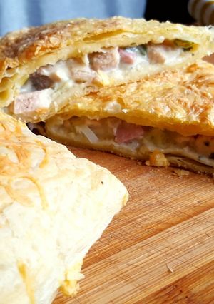 Sonkás -tejszínes csirkével töltött leveles buci recept fotója