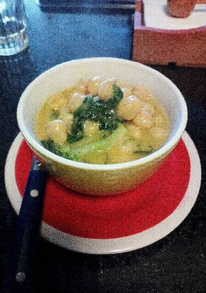 Una foto de Garbanzos con espinacas y brócoli