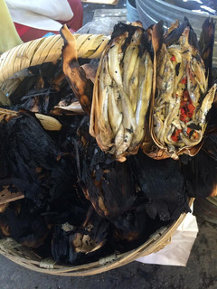 Una foto de Charales con nopales asados en hoja de elote tipo Pátzcuaro para cuaresma. Cocina prehispánica