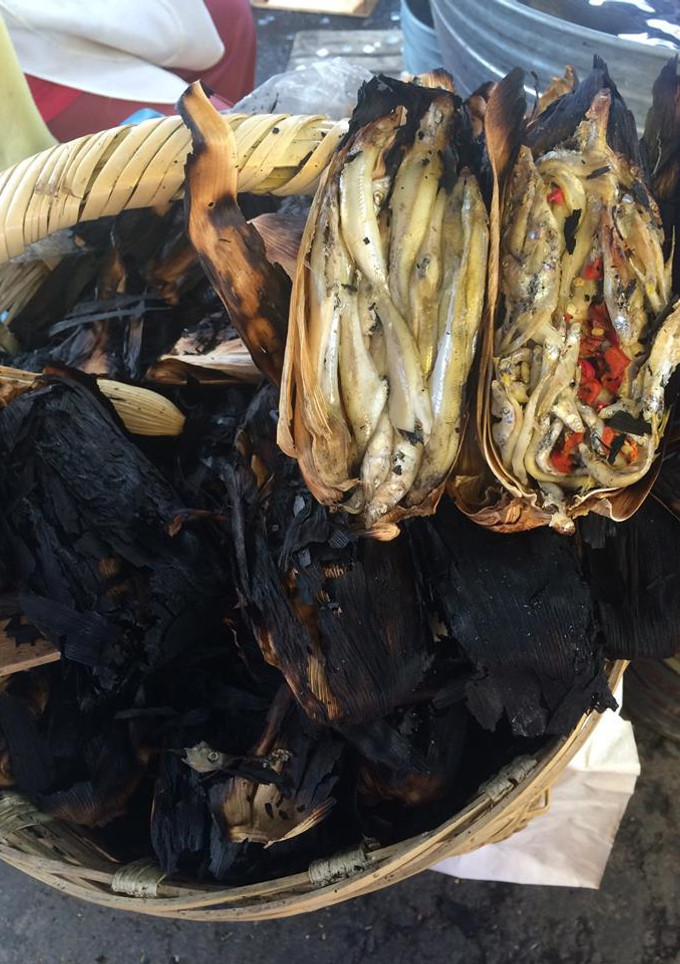 Una foto de Charales con nopales asados en hoja de elote tipo Pátzcuaro para cuaresma.  Cocina prehispánica