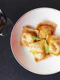 Raviolis integrais de delícias do mar e ovo