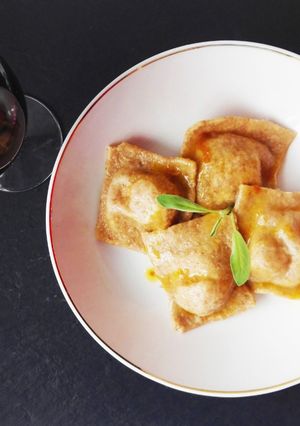 Foto de Raviolis integrais de delícias do mar e ovo