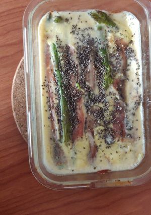 Foto di Tortino di asparagi e prosciutto crudo con crema di uovo