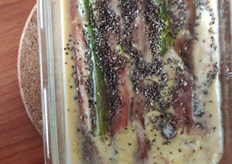 Tortino di asparagi e prosciutto crudo con crema di uovo