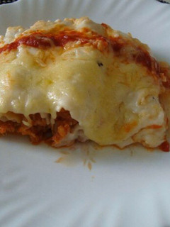 Una foto de Canelones de atún con salsa bechamel