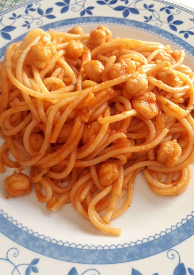 Una foto de Tallarines con gambas y garbanzos