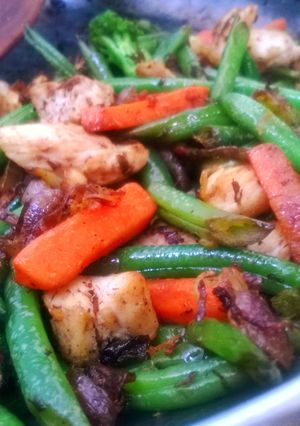 A picture of Black Pepper Chicken Veggie Stir Fry.