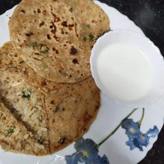 A picture of Aloo methi ki paratha.