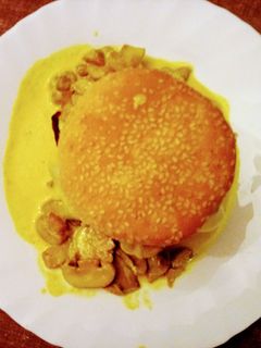 Foto de Hambúrguer com molho de açafrão e cogumelos
