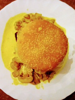 Foto de Hambúrguer com molho de açafrão e cogumelos