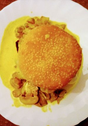 Foto de Hambúrguer com molho de açafrão e cogumelos