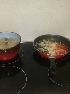 Una foto de Espaguetti con morcilla frita