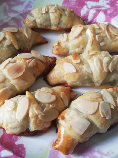 Una foto de Croissants de chocolate con almendras 🥐🍫