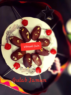 मावा गुलाब जामुन (mawa gulab jamun recipe in Hindi) रेसिपी मुख्य फोटो