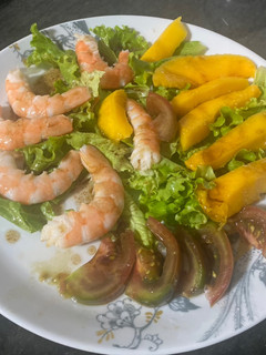 Una foto de Ensalada de mango y langostinos
