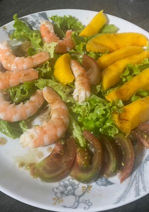 Una foto de Ensalada de mango y langostinos