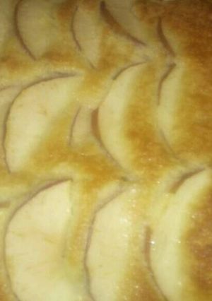Una foto de Torta de manzana y vainilla👌😊🍎