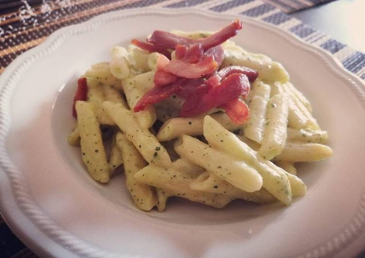 Penne con crema di zucchine e patate con cotto croccante
