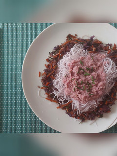 Foto di Spaghetti di riso viola con pesto di cavolo