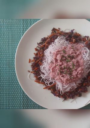 Foto di Spaghetti di riso viola con pesto di cavolo