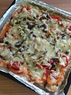 Una foto de Pizza-costra de carne molida de pollo con vegetales (Horno eléctrico)