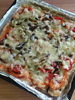 Una foto de Pizza-costra de carne molida de pollo con vegetales (Horno eléctrico)