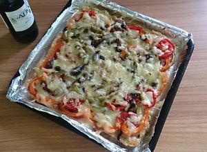 Una foto de Pizza-costra de carne molida de pollo con vegetales (Horno eléctrico)