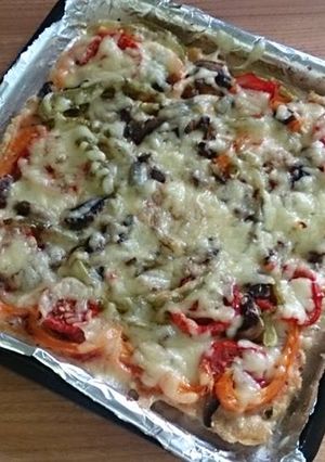 Una foto de Pizza-costra de carne molida de pollo con vegetales (Horno eléctrico)