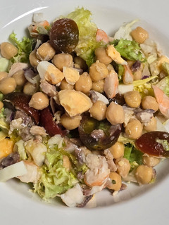 Una foto de Ensalada de garbanzos con vinagreta de mandarina