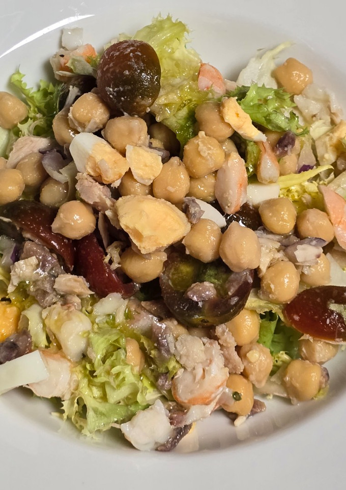 Una foto de Ensalada de garbanzos con vinagreta de mandarina