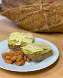 Tostas de guacamole y queso para el desayuno