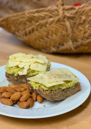 Una foto de Tostas de guacamole y queso para el desayuno