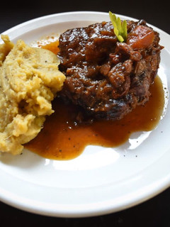 Una foto de Bondiola de Cerdo a la cacerola con Puré de Batatas