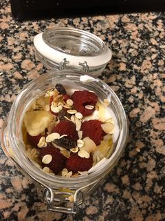 Una foto de Parfait de avena y frutas🥣🍒🍓🍌