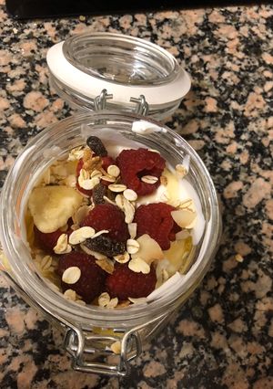 Una foto de Parfait de avena y frutas🥣🍒🍓🍌