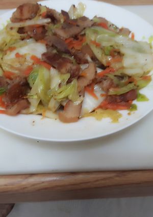 鹹豬肉炒高麗菜 的食譜成品照片