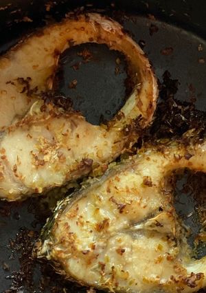 Hình của món Cơm nhà: cá chẽm muối sả, canh rau tần ô.